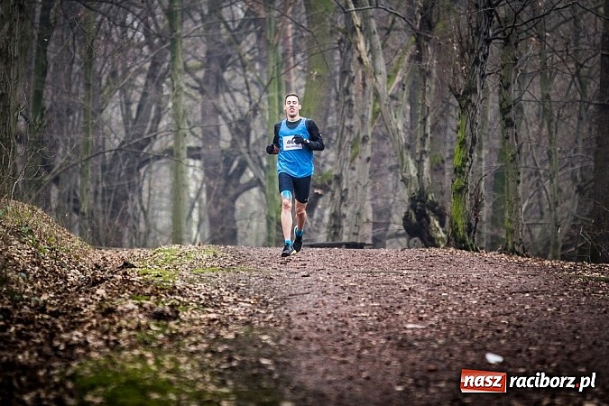 Zdjęcie w galerii na portalu naszraciborz.pl: Ponad dwustu uczestników wystartowało w IV Biegu Twardziela w lesie Obora wiadomości z regionu