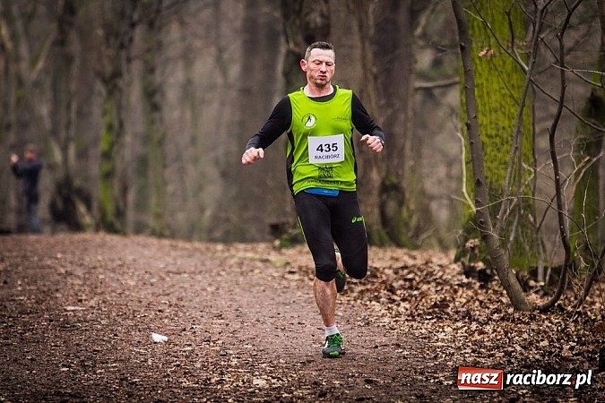 Zdjęcie w galerii na portalu naszraciborz.pl: Ponad dwustu uczestników wystartowało w IV Biegu Twardziela w lesie Obora wiadomości z regionu
