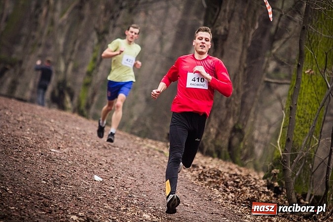 Zdjęcie w galerii na portalu naszraciborz.pl: Ponad dwustu uczestników wystartowało w IV Biegu Twardziela w lesie Obora wiadomości z regionu