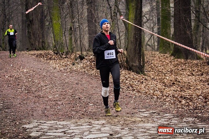 Zdjęcie w galerii na portalu naszraciborz.pl: Ponad dwustu uczestników wystartowało w IV Biegu Twardziela w lesie Obora wiadomości z regionu