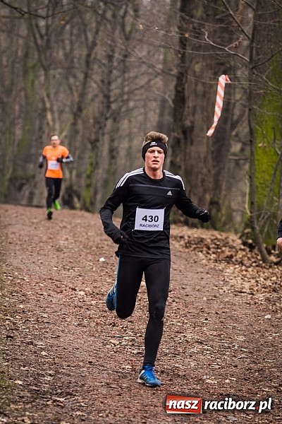 Zdjęcie w galerii na portalu naszraciborz.pl: Ponad dwustu uczestników wystartowało w IV Biegu Twardziela w lesie Obora wiadomości z regionu