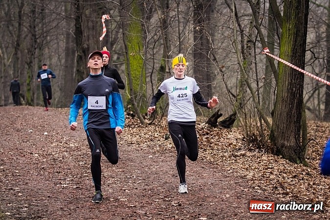 Zdjęcie w galerii na portalu naszraciborz.pl: Ponad dwustu uczestników wystartowało w IV Biegu Twardziela w lesie Obora wiadomości z regionu