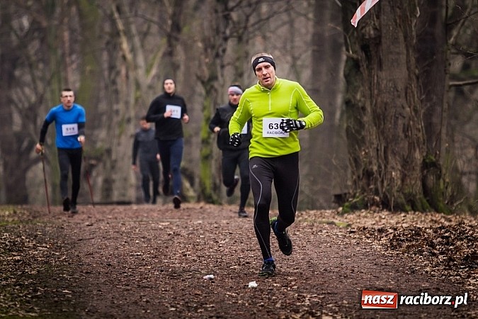 Zdjęcie w galerii na portalu naszraciborz.pl: Ponad dwustu uczestników wystartowało w IV Biegu Twardziela w lesie Obora wiadomości z regionu