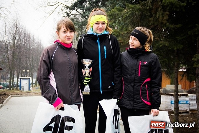 Zdjęcie w galerii na portalu naszraciborz.pl: Ponad dwustu uczestników wystartowało w IV Biegu Twardziela w lesie Obora wiadomości z regionu