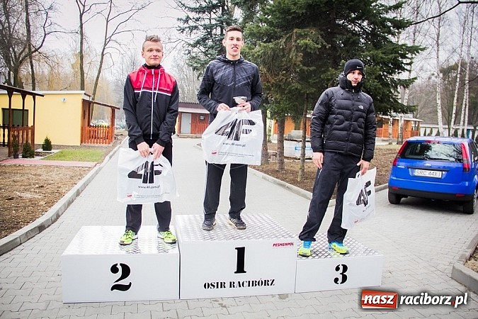 Zdjęcie w galerii na portalu naszraciborz.pl: Ponad dwustu uczestników wystartowało w IV Biegu Twardziela w lesie Obora wiadomości z regionu