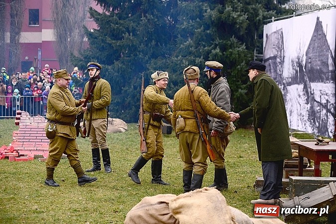 Zdjęcie w galerii na portalu naszraciborz.pl: Odbicie więźnia z rąk UB - fotoreportaż z inscenizacji z okazji Dnia Żołnierzy Wyklętych wiadomości z regionu