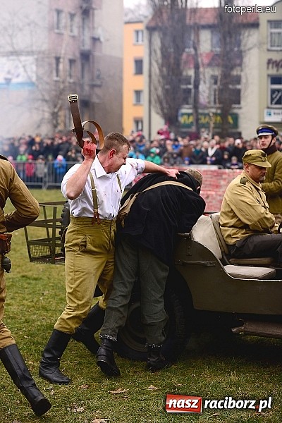 Zdjęcie w galerii na portalu naszraciborz.pl: Odbicie więźnia z rąk UB - fotoreportaż z inscenizacji z okazji Dnia Żołnierzy Wyklętych wiadomości z regionu