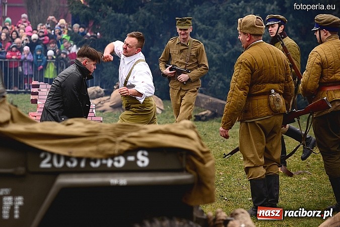 Zdjęcie w galerii na portalu naszraciborz.pl: Odbicie więźnia z rąk UB - fotoreportaż z inscenizacji z okazji Dnia Żołnierzy Wyklętych wiadomości z regionu