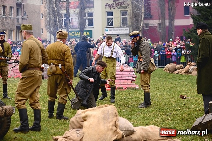 Zdjęcie w galerii na portalu naszraciborz.pl: Odbicie więźnia z rąk UB - fotoreportaż z inscenizacji z okazji Dnia Żołnierzy Wyklętych wiadomości z regionu