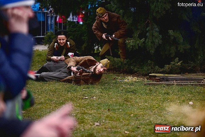 Zdjęcie w galerii na portalu naszraciborz.pl: Odbicie więźnia z rąk UB - fotoreportaż z inscenizacji z okazji Dnia Żołnierzy Wyklętych wiadomości z regionu