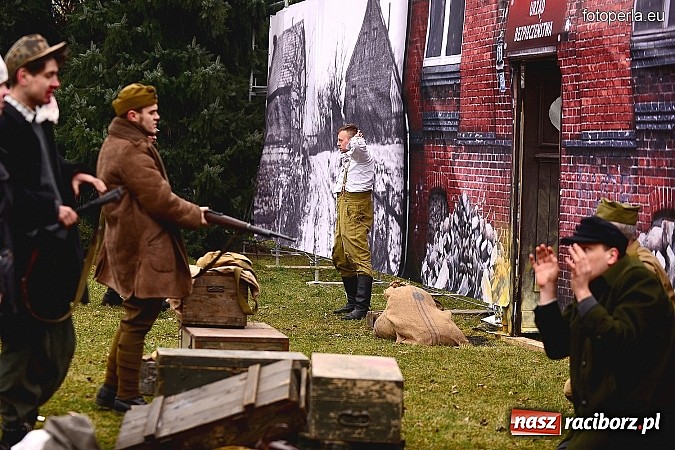 Zdjęcie w galerii na portalu naszraciborz.pl: Odbicie więźnia z rąk UB - fotoreportaż z inscenizacji z okazji Dnia Żołnierzy Wyklętych wiadomości z regionu