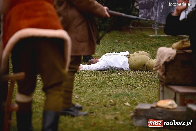 Zdjęcie w galerii na portalu naszraciborz.pl: Odbicie więźnia z rąk UB - fotoreportaż z inscenizacji z okazji Dnia Żołnierzy Wyklętych wiadomości z regionu