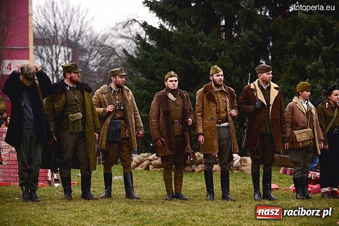 Zdjęcie w galerii na portalu naszraciborz.pl: Odbicie więźnia z rąk UB - fotoreportaż z inscenizacji z okazji Dnia Żołnierzy Wyklętych wiadomości z regionu