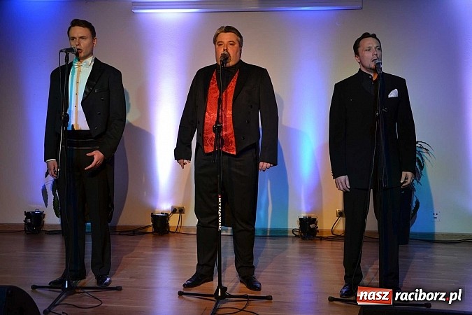 Zdjęcie w galerii na portalu naszraciborz.pl: Trzej tenorzy zaśpiewali na Zamku Piastowskim w Raciborzu wiadomości z regionu