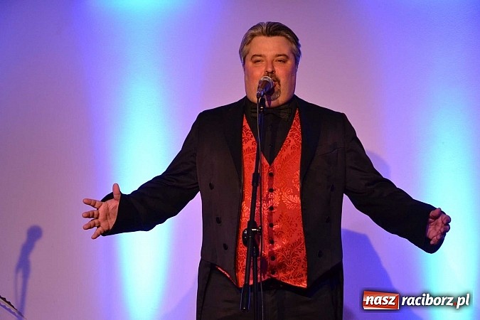 Zdjęcie w galerii na portalu naszraciborz.pl: Trzej tenorzy zaśpiewali na Zamku Piastowskim w Raciborzu wiadomości z regionu