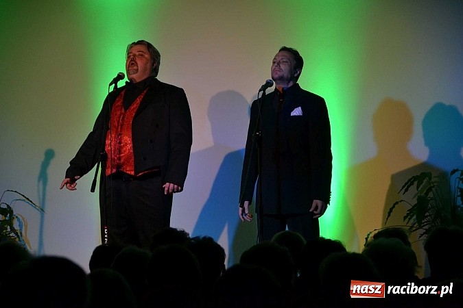 Zdjęcie w galerii na portalu naszraciborz.pl: Trzej tenorzy zaśpiewali na Zamku Piastowskim w Raciborzu wiadomości z regionu