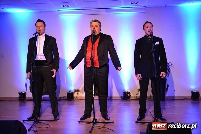Zdjęcie w galerii na portalu naszraciborz.pl: Trzej tenorzy zaśpiewali na Zamku Piastowskim w Raciborzu wiadomości z regionu
