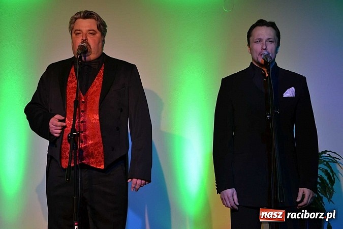 Zdjęcie w galerii na portalu naszraciborz.pl: Trzej tenorzy zaśpiewali na Zamku Piastowskim w Raciborzu wiadomości z regionu