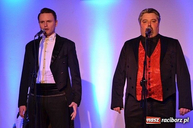 Zdjęcie w galerii na portalu naszraciborz.pl: Trzej tenorzy zaśpiewali na Zamku Piastowskim w Raciborzu wiadomości z regionu