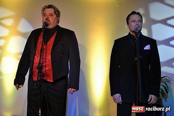 Zdjęcie w galerii na portalu naszraciborz.pl: Trzej tenorzy zaśpiewali na Zamku Piastowskim w Raciborzu wiadomości z regionu
