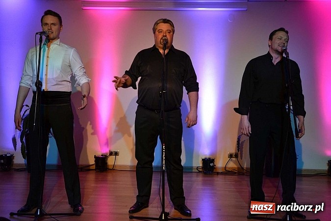 Zdjęcie w galerii na portalu naszraciborz.pl: Trzej tenorzy zaśpiewali na Zamku Piastowskim w Raciborzu wiadomości z regionu