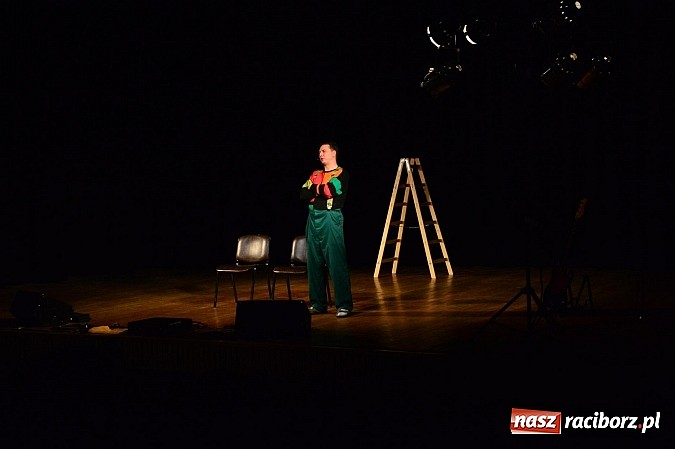 Zdjęcie w galerii na portalu naszraciborz.pl: Łowcy.B rozśmieszali publiczność w Kuźni Raciborskiej wiadomości z regionu