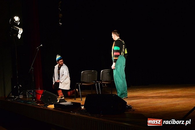 Zdjęcie w galerii na portalu naszraciborz.pl: Łowcy.B rozśmieszali publiczność w Kuźni Raciborskiej wiadomości z regionu