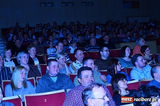 Zdjęcie w galerii na portalu naszraciborz.pl: Łowcy.B rozśmieszali publiczność w Kuźni Raciborskiej wiadomości z regionu