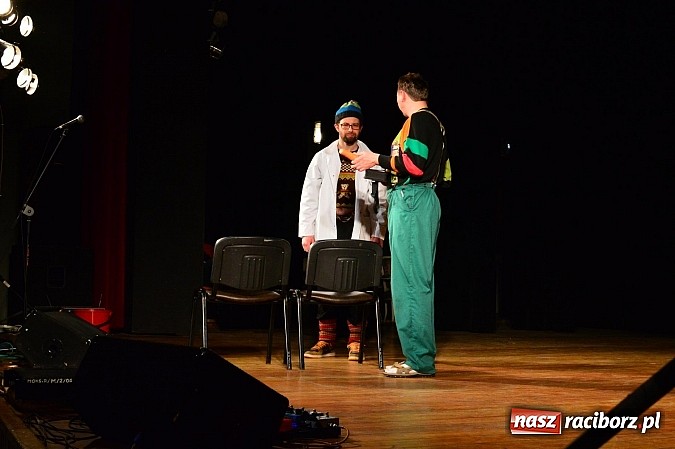 Zdjęcie w galerii na portalu naszraciborz.pl: Łowcy.B rozśmieszali publiczność w Kuźni Raciborskiej wiadomości z regionu