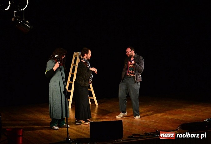 Zdjęcie w galerii na portalu naszraciborz.pl: Łowcy.B rozśmieszali publiczność w Kuźni Raciborskiej wiadomości z regionu