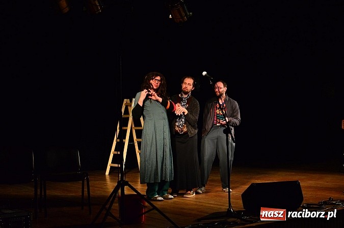 Zdjęcie w galerii na portalu naszraciborz.pl: Łowcy.B rozśmieszali publiczność w Kuźni Raciborskiej wiadomości z regionu