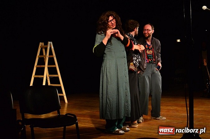 Zdjęcie w galerii na portalu naszraciborz.pl: Łowcy.B rozśmieszali publiczność w Kuźni Raciborskiej wiadomości z regionu