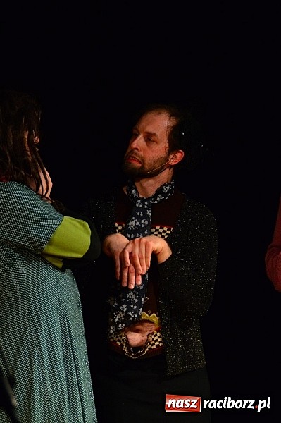 Zdjęcie w galerii na portalu naszraciborz.pl: Łowcy.B rozśmieszali publiczność w Kuźni Raciborskiej wiadomości z regionu