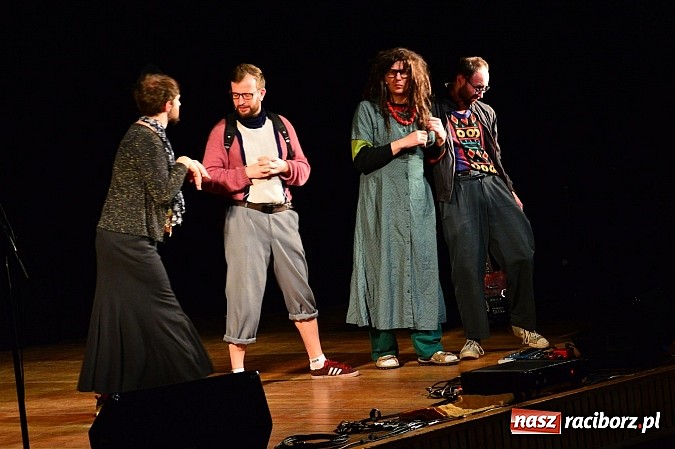 Zdjęcie w galerii na portalu naszraciborz.pl: Łowcy.B rozśmieszali publiczność w Kuźni Raciborskiej wiadomości z regionu