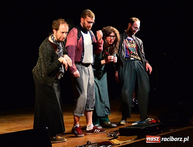 Zdjęcie w galerii na portalu naszraciborz.pl: Łowcy.B rozśmieszali publiczność w Kuźni Raciborskiej wiadomości z regionu