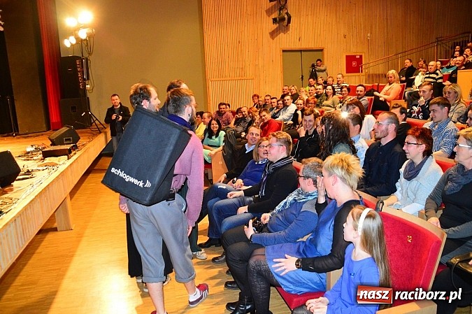Zdjęcie w galerii na portalu naszraciborz.pl: Łowcy.B rozśmieszali publiczność w Kuźni Raciborskiej wiadomości z regionu