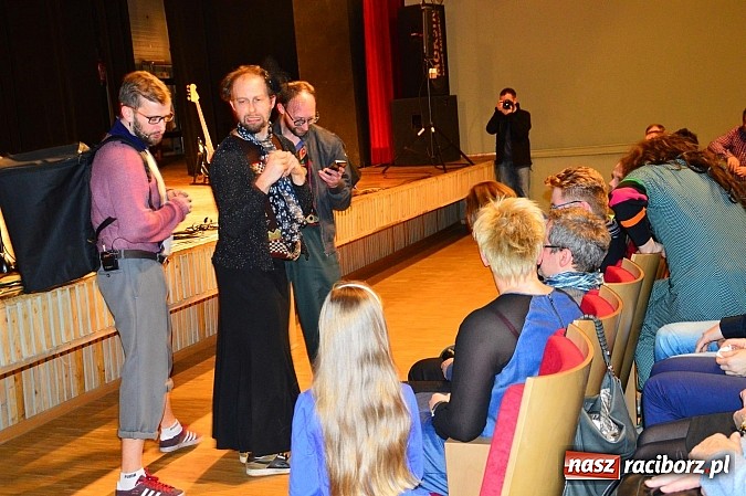 Zdjęcie w galerii na portalu naszraciborz.pl: Łowcy.B rozśmieszali publiczność w Kuźni Raciborskiej wiadomości z regionu