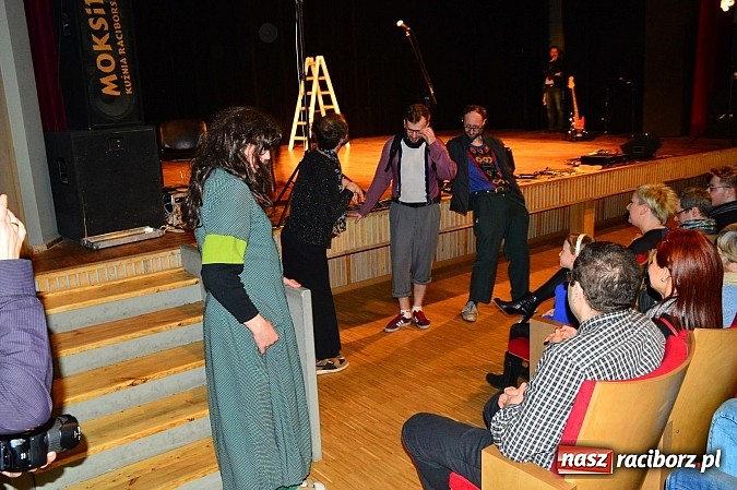 Zdjęcie w galerii na portalu naszraciborz.pl: Łowcy.B rozśmieszali publiczność w Kuźni Raciborskiej wiadomości z regionu