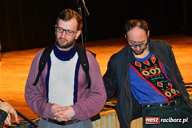 Zdjęcie w galerii na portalu naszraciborz.pl: Łowcy.B rozśmieszali publiczność w Kuźni Raciborskiej wiadomości z regionu