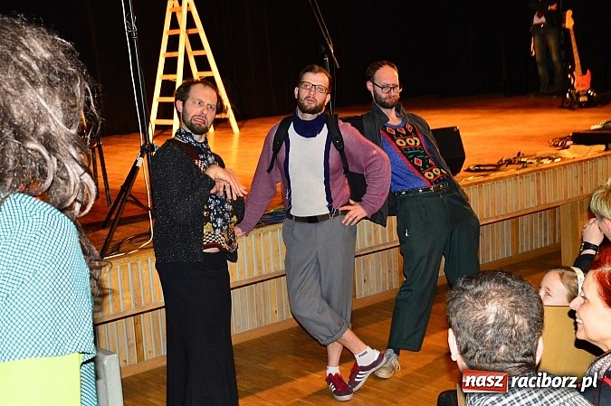 Zdjęcie w galerii na portalu naszraciborz.pl: Łowcy.B rozśmieszali publiczność w Kuźni Raciborskiej wiadomości z regionu