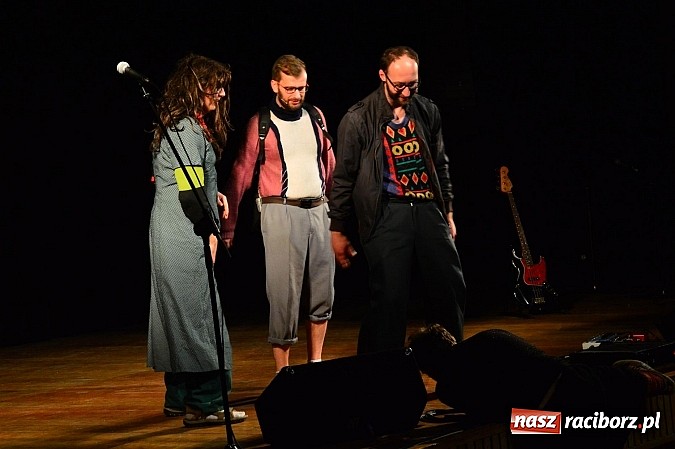 Zdjęcie w galerii na portalu naszraciborz.pl: Łowcy.B rozśmieszali publiczność w Kuźni Raciborskiej wiadomości z regionu