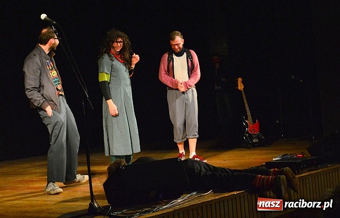 Zdjęcie w galerii na portalu naszraciborz.pl: Łowcy.B rozśmieszali publiczność w Kuźni Raciborskiej wiadomości z regionu