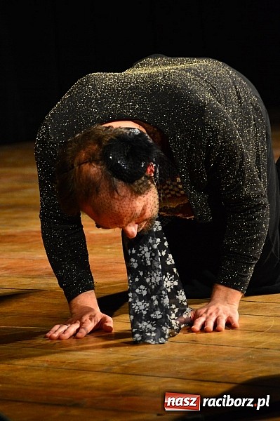 Zdjęcie w galerii na portalu naszraciborz.pl: Łowcy.B rozśmieszali publiczność w Kuźni Raciborskiej wiadomości z regionu