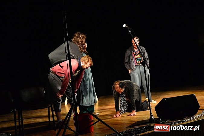 Zdjęcie w galerii na portalu naszraciborz.pl: Łowcy.B rozśmieszali publiczność w Kuźni Raciborskiej wiadomości z regionu