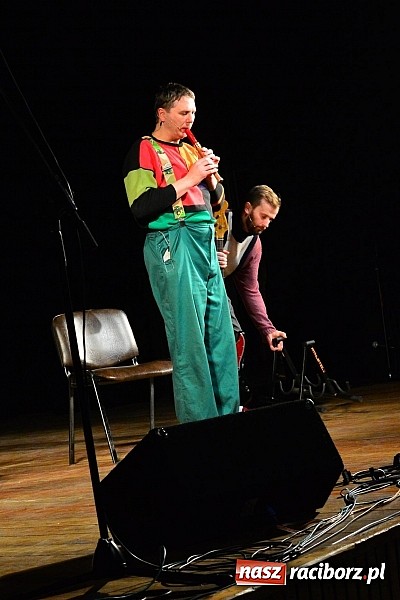 Zdjęcie w galerii na portalu naszraciborz.pl: Łowcy.B rozśmieszali publiczność w Kuźni Raciborskiej wiadomości z regionu