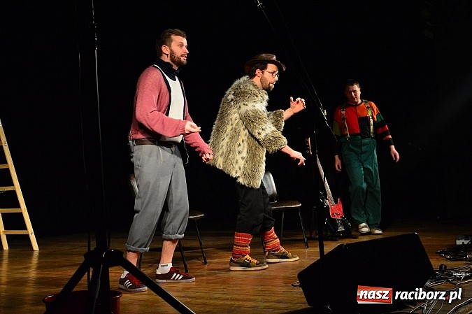 Zdjęcie w galerii na portalu naszraciborz.pl: Łowcy.B rozśmieszali publiczność w Kuźni Raciborskiej wiadomości z regionu