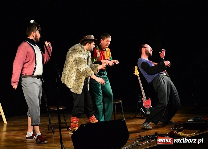 Zdjęcie w galerii na portalu naszraciborz.pl: Łowcy.B rozśmieszali publiczność w Kuźni Raciborskiej wiadomości z regionu