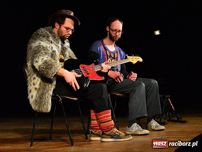 Zdjęcie w galerii na portalu naszraciborz.pl: Łowcy.B rozśmieszali publiczność w Kuźni Raciborskiej wiadomości z regionu