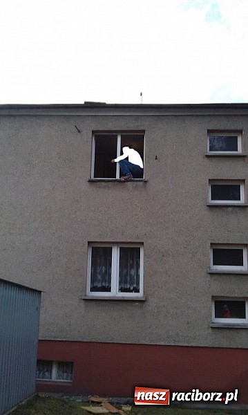 Zdjęcie w galerii na portalu naszraciborz.pl: Próbował popełnić samobójstwo. Wyskoczył z okna w Kobyli! wiadomości z regionu