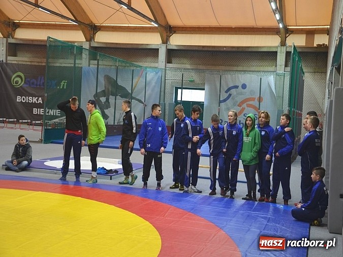 Zdjęcie w galerii na portalu naszraciborz.pl: Pokaz zapaśniczy i lekkoatletyczny w nowej hali SMS-u  wiadomości z regionu